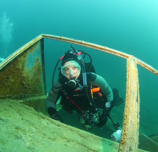 Female scuba diver posed underwater on a shipwre Stock Photo by  ©sgcallaway1994 2036046